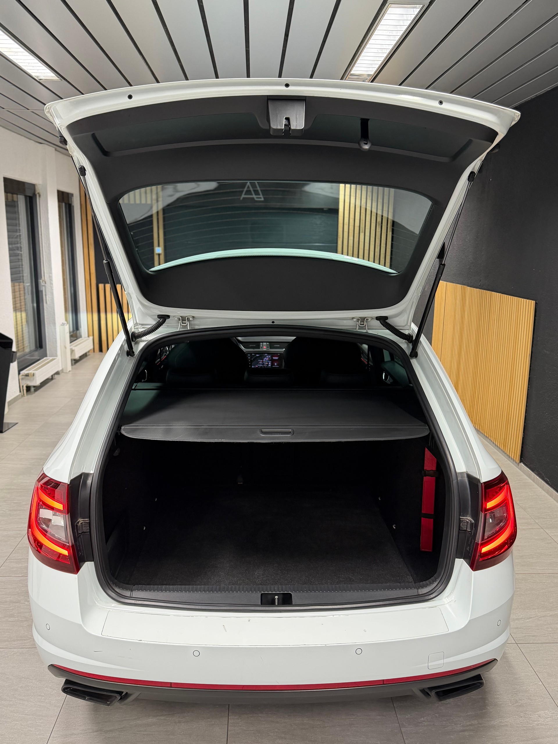 SKODA Octavia Combi 2.0 TSI RS DSG-image-5