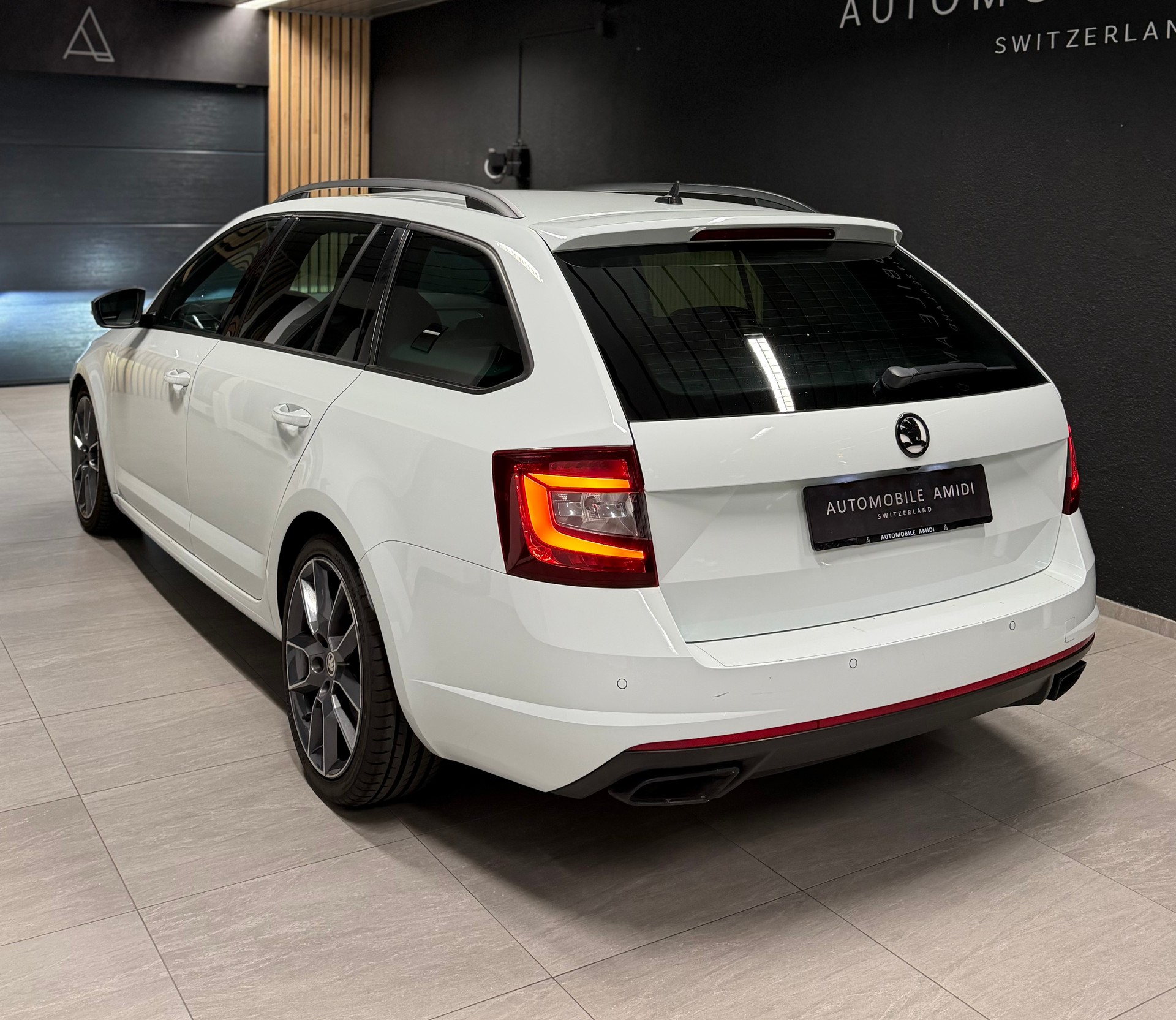 SKODA Octavia Combi 2.0 TSI RS DSG-image-2