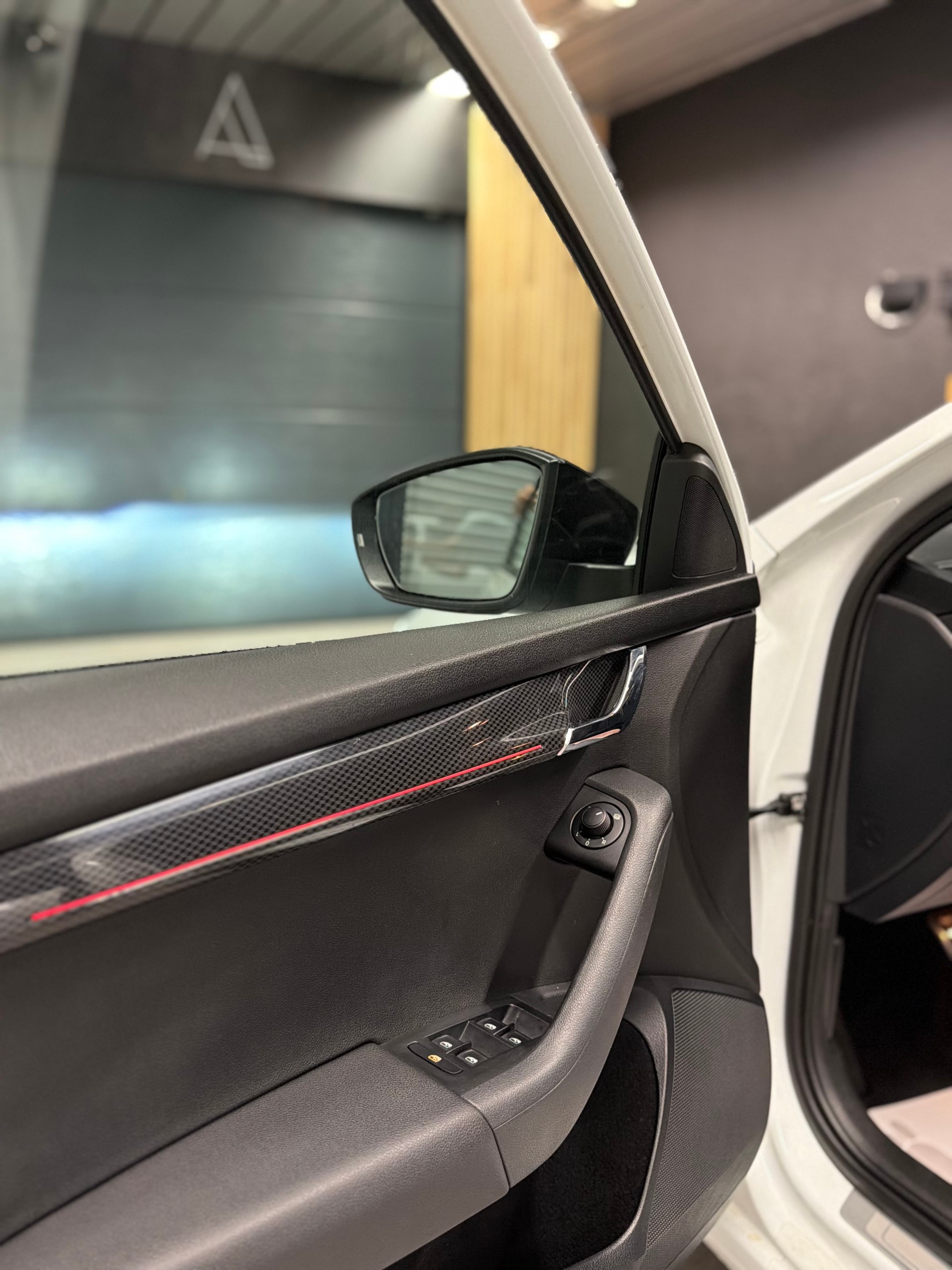 SKODA Octavia Combi 2.0 TSI RS DSG-image-11