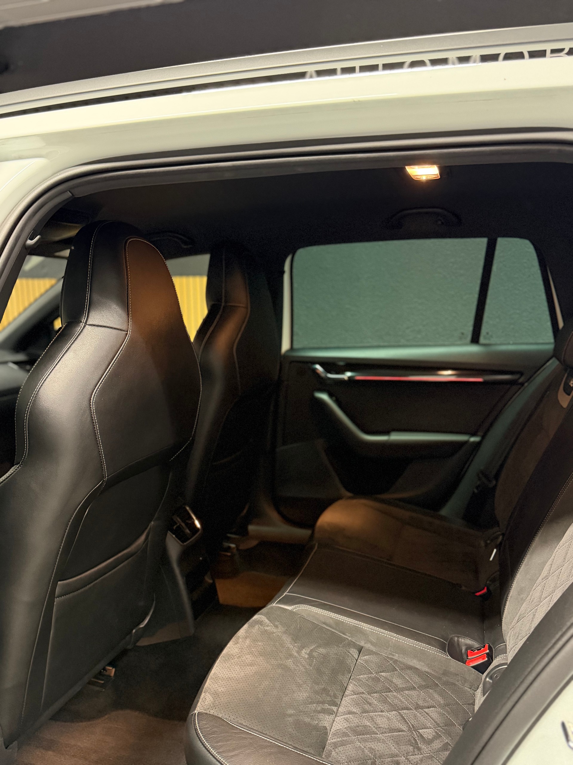 SKODA Octavia Combi 2.0 TSI RS DSG-image-9