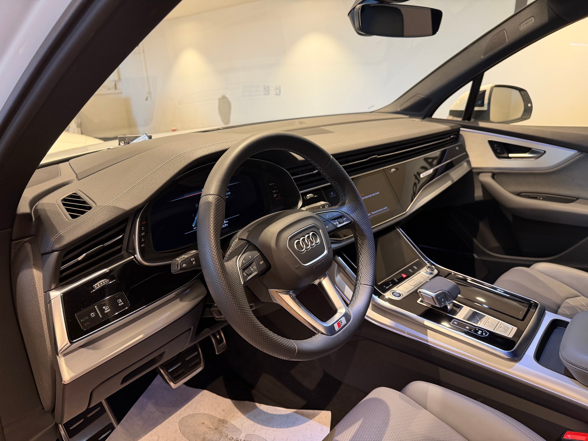 AUDI Q7 3.0 50 TDI S Line quattro T-Tronic-image-13