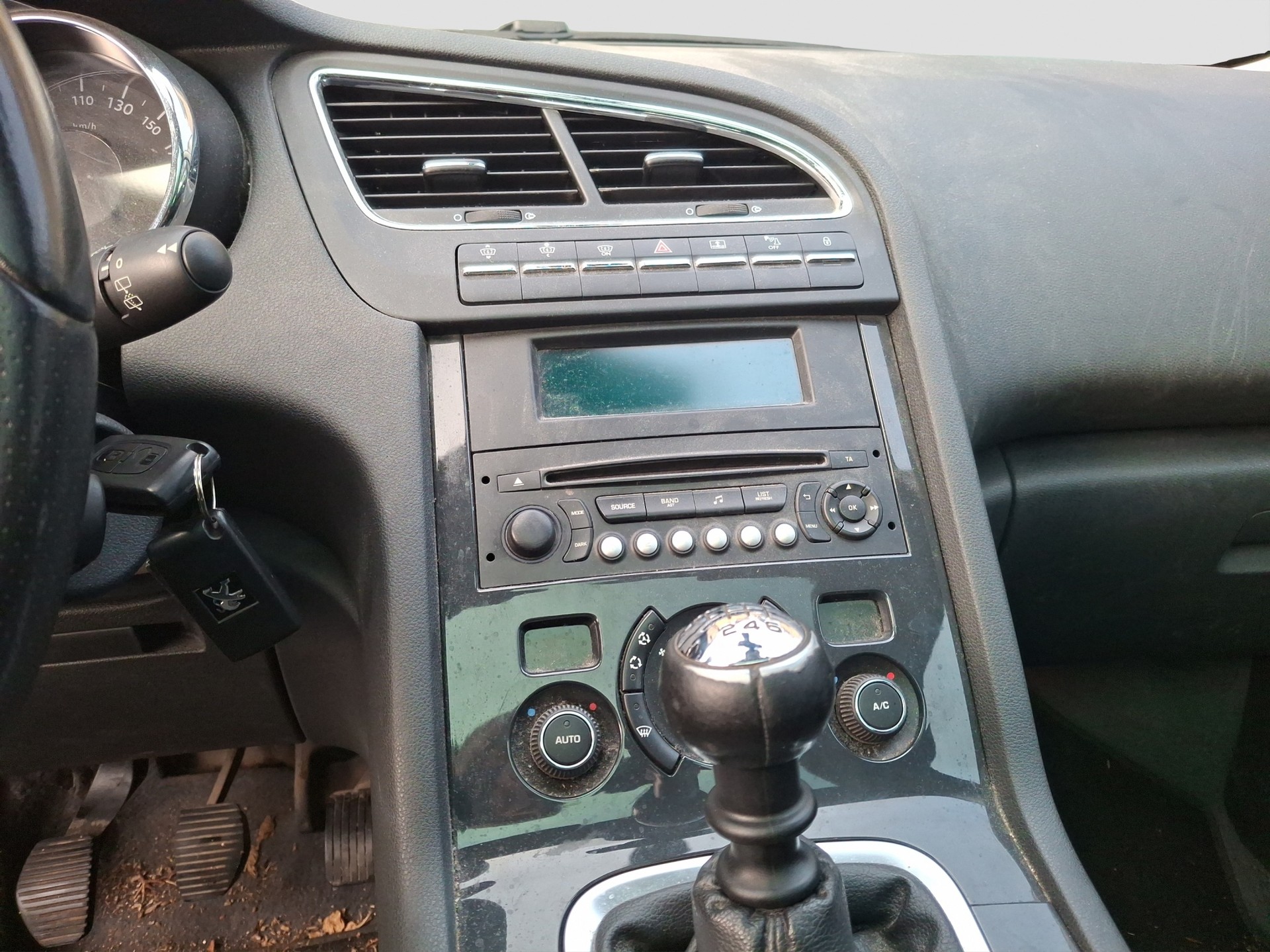 PEUGEOT 5008 1.6 16V T Allure-image-8