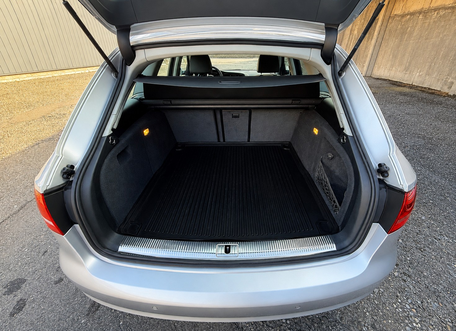 AUDI A4 Avant 2.0 TFSI quattro s-tronic-image-16