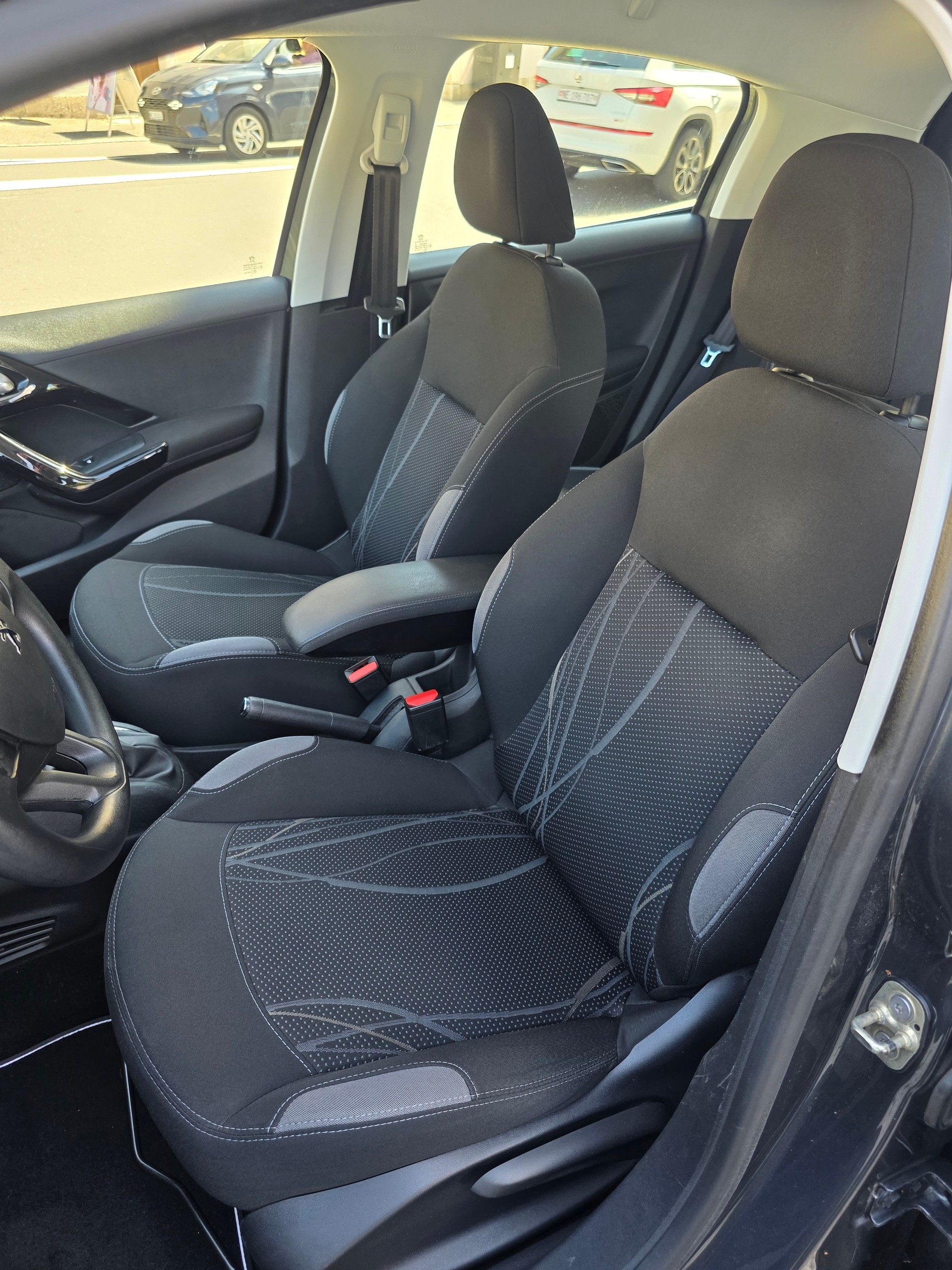 PEUGEOT 208 1.2 VTI Active-image-8