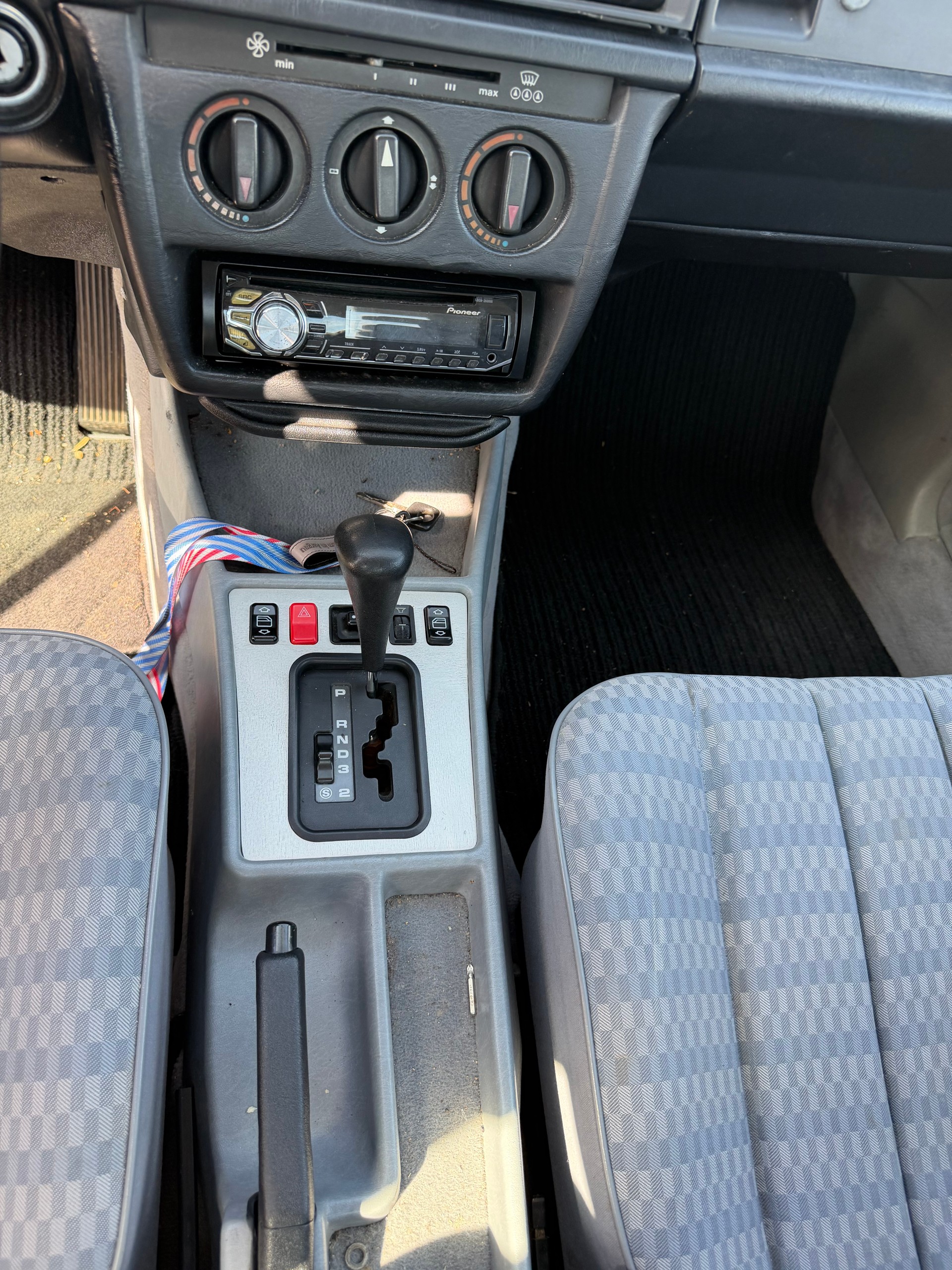 MERCEDES-BENZ 190 E 1.8 Avantgarde-image-6