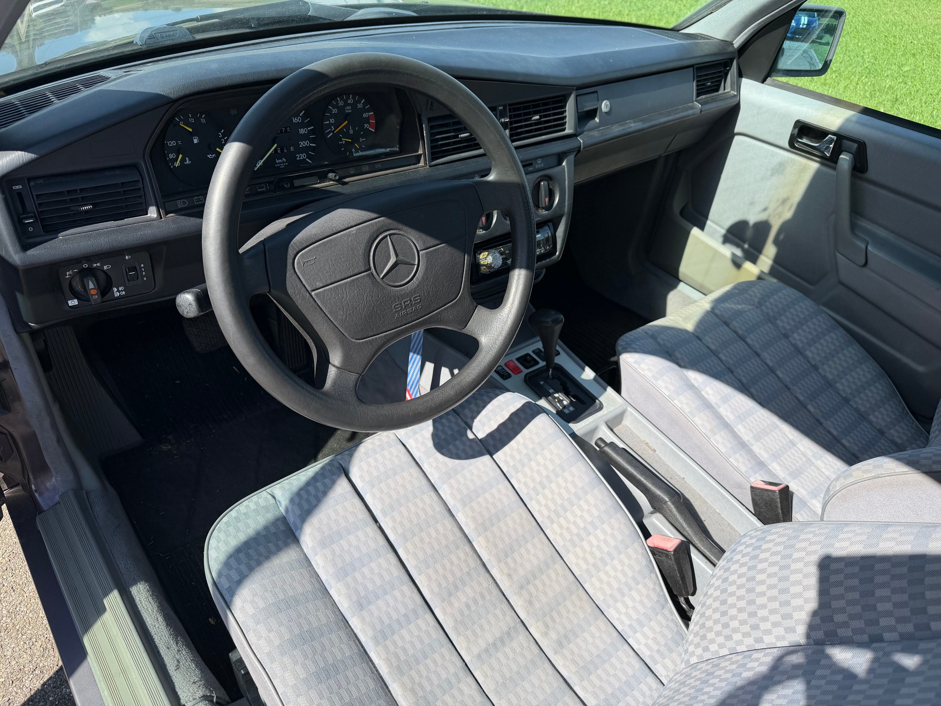 MERCEDES-BENZ 190 E 1.8 Avantgarde-image-2