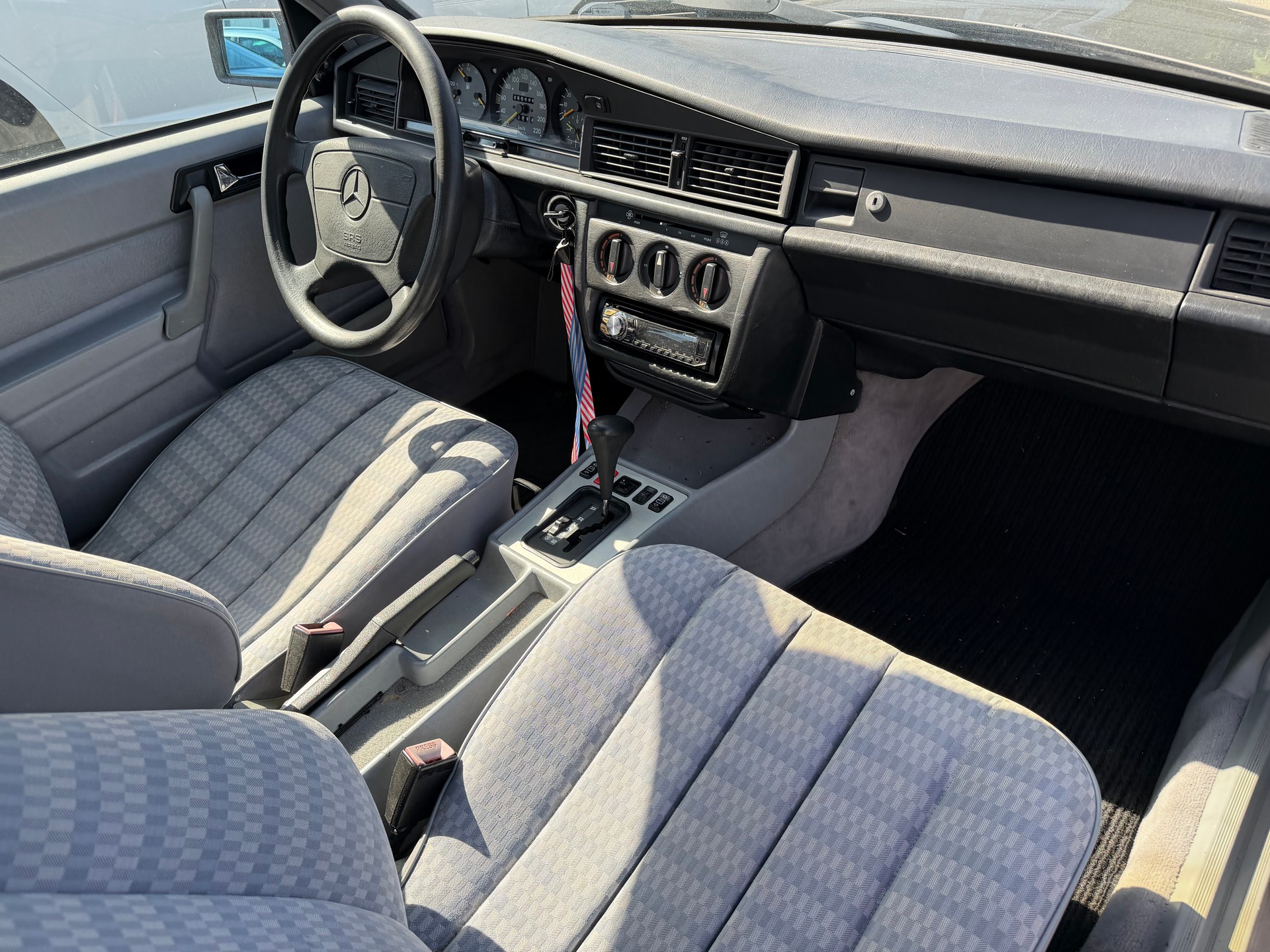 MERCEDES-BENZ 190 E 1.8 Avantgarde-image-11