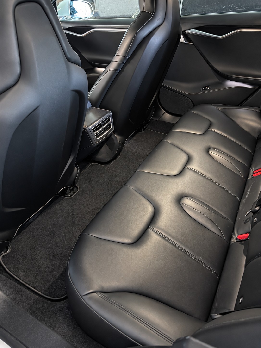 TESLA Model S 85 D-image-7