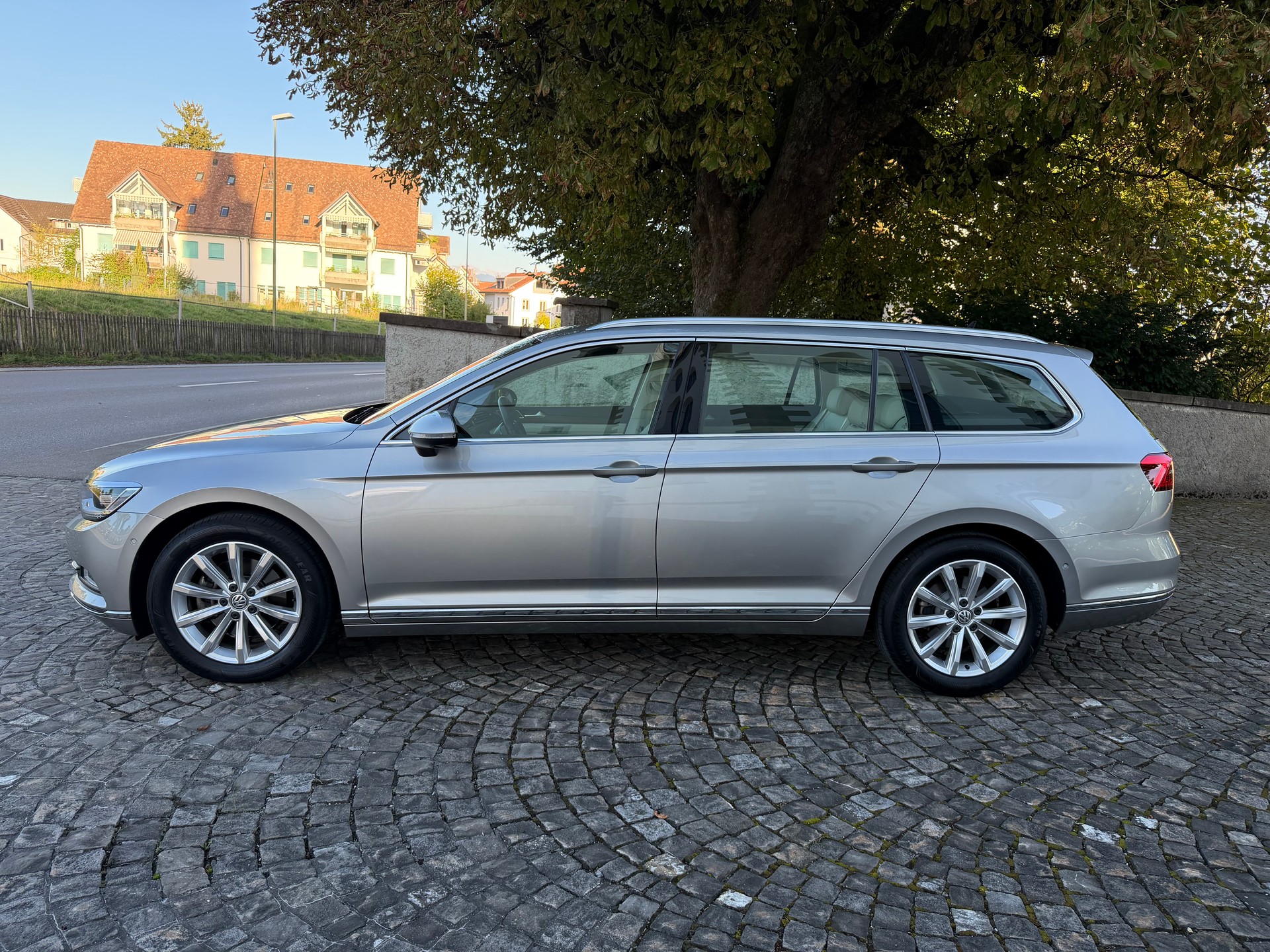 VW Passat Variant 1.4 TSI ACT BMT Highline DSG / Ab MFK / Service gepflegt/ 8 Fach / 36 Monate Garantie /Leder/LED/Apple Carplay-image-6
