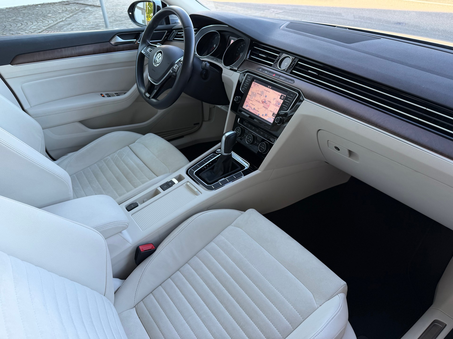 VW Passat Variant 1.4 TSI ACT BMT Highline DSG / Ab MFK / Service gepflegt/ 8 Fach / 36 Monate Garantie /Leder/LED/Apple Carplay-image-8