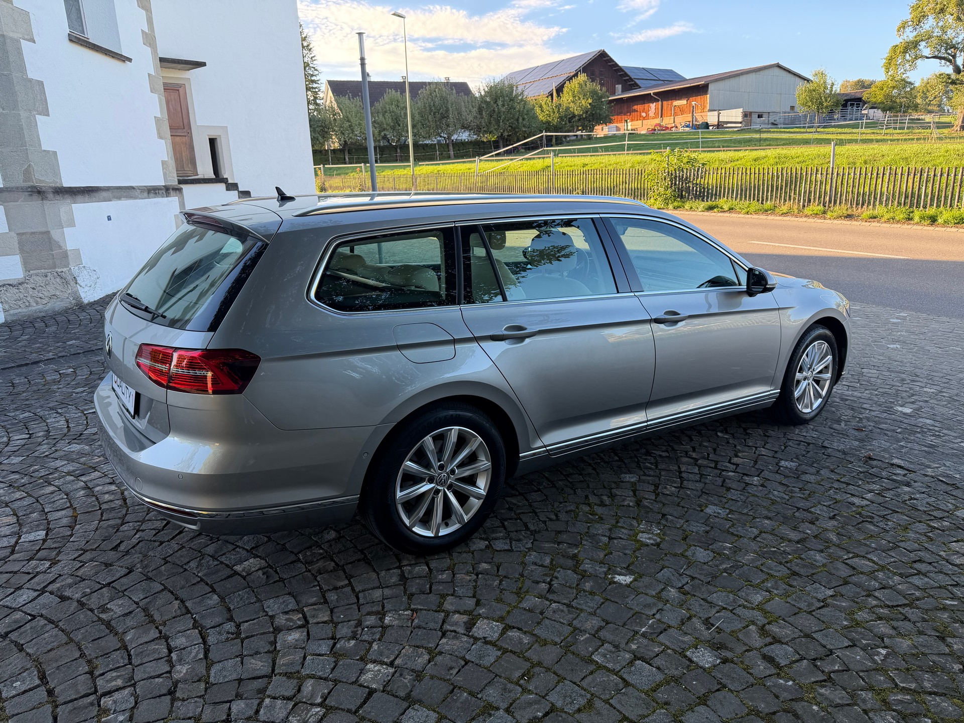 VW Passat Variant 1.4 TSI ACT BMT Highline DSG / Ab MFK / Service gepflegt/ 8 Fach / 36 Monate Garantie /Leder/LED/Apple Carplay-image-3
