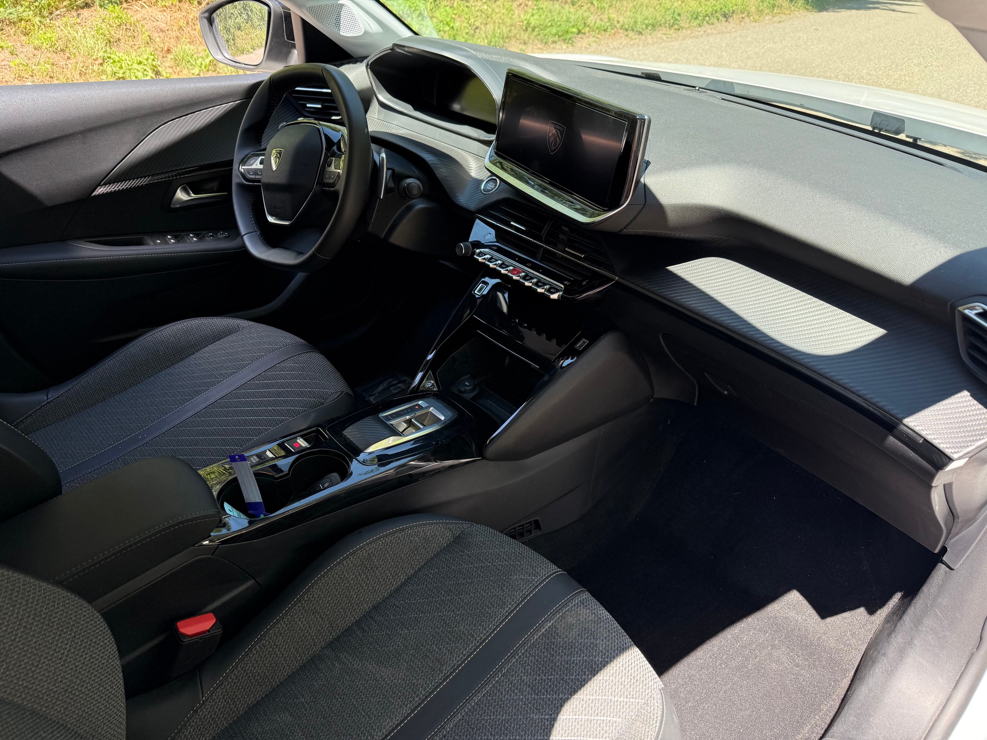 PEUGEOT 208 1.2 MHEV 110 Allure-image-11