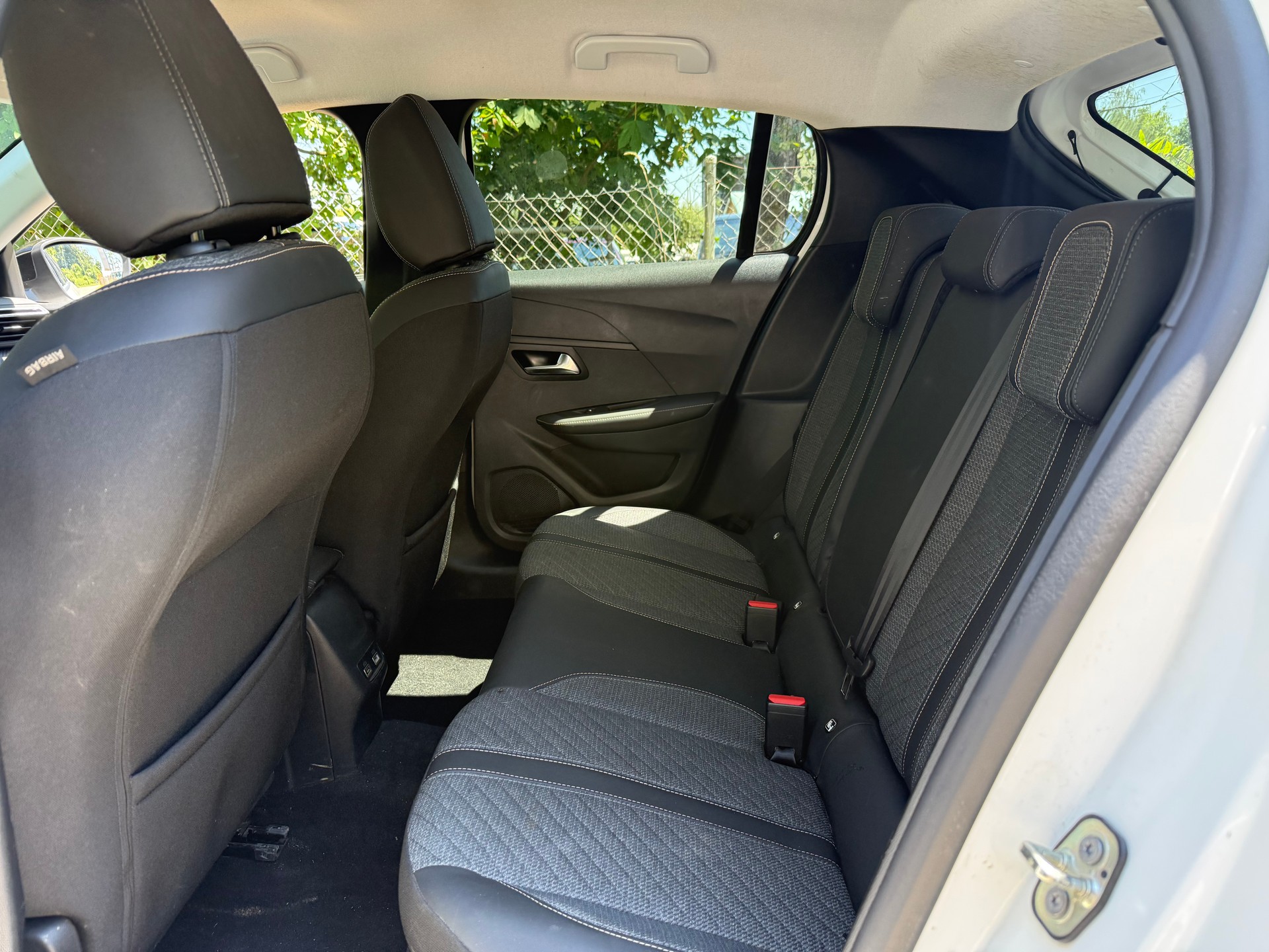 PEUGEOT 208 1.2 MHEV 110 Allure-image-13