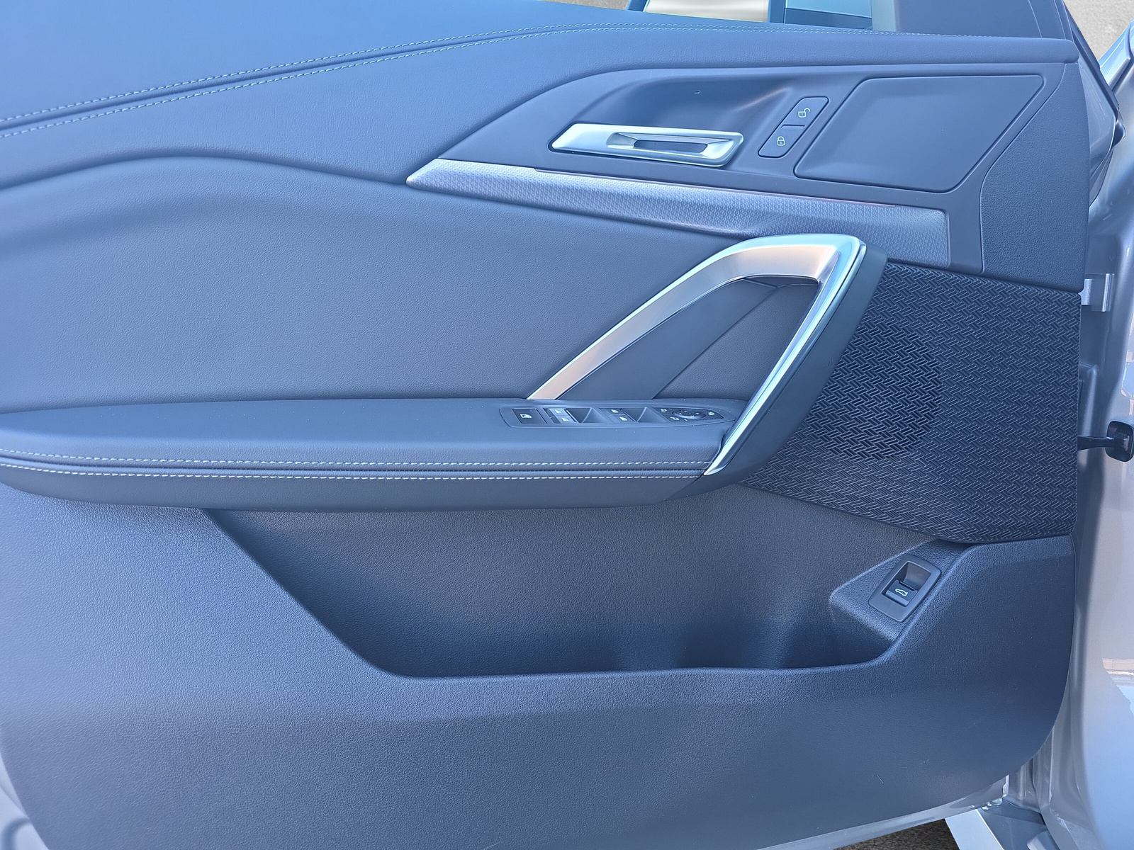 BMW iX1 eDrive 20 M Sport-image-16