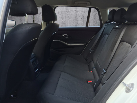 BMW 320d xDrive 48V Touring-image-10