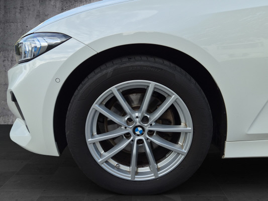 BMW 320d xDrive 48V Touring-image-12