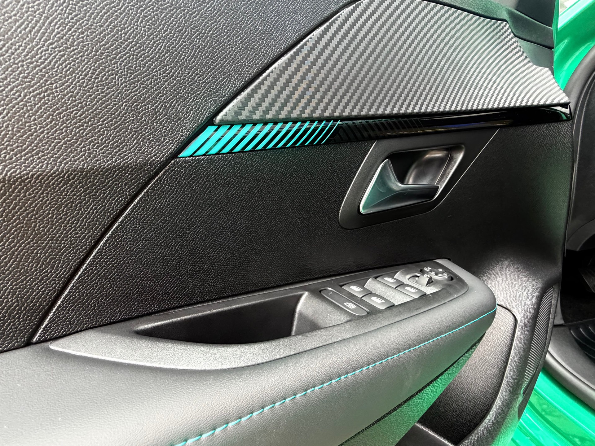 PEUGEOT 208 1.2 Hybrid Envy-image-12