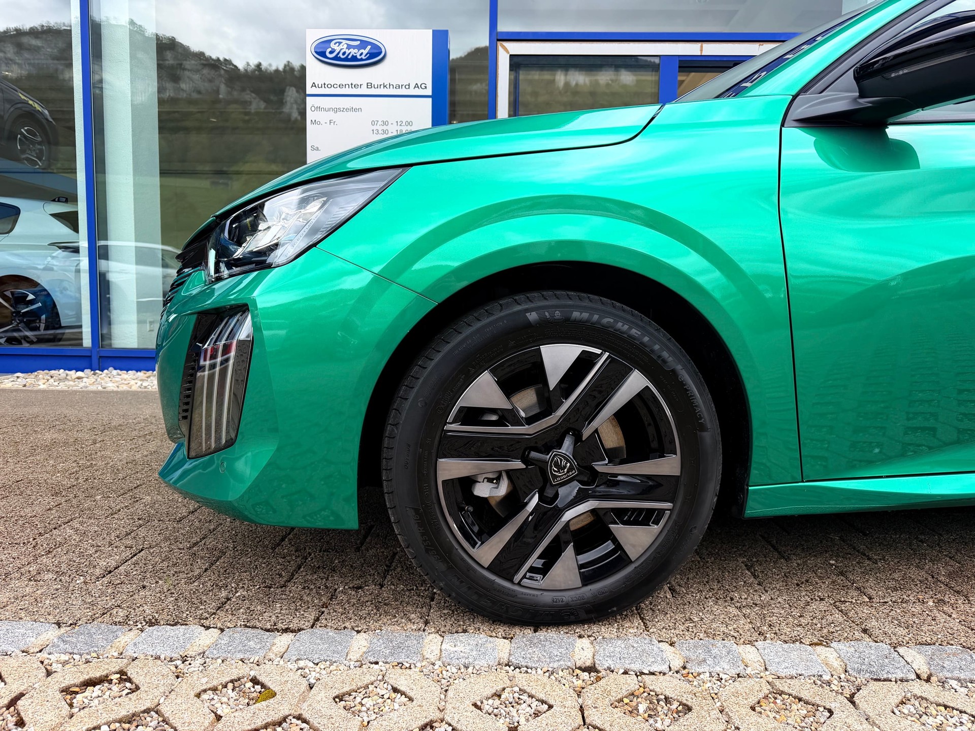 PEUGEOT 208 1.2 Hybrid Envy-image-7