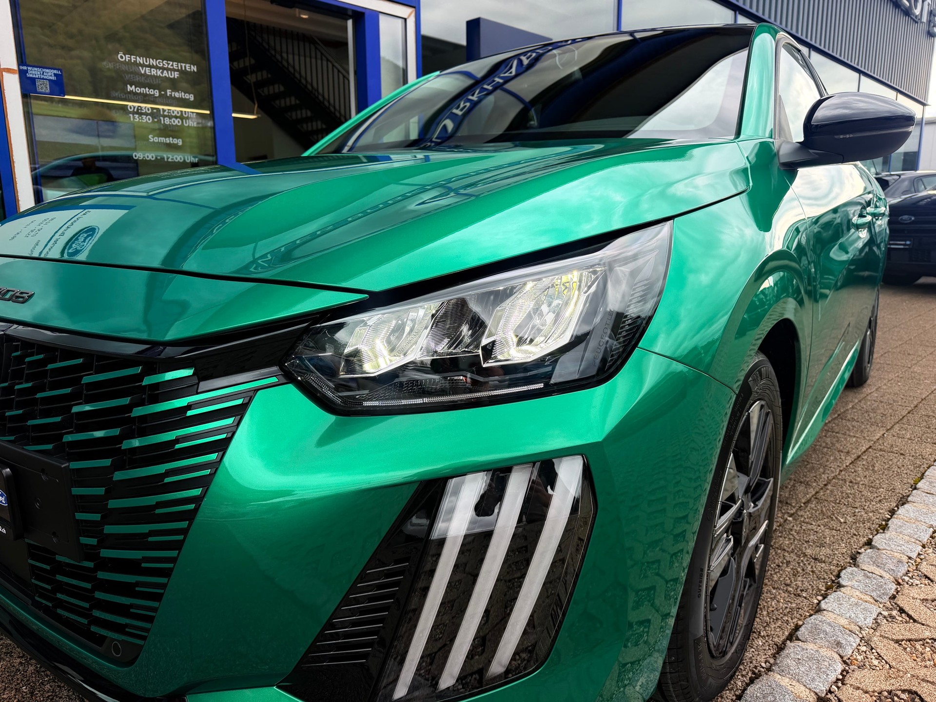 PEUGEOT 208 1.2 Hybrid Envy-image-6
