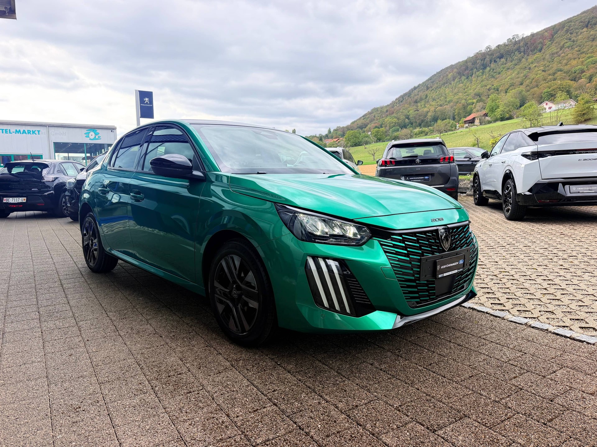 PEUGEOT 208 1.2 Hybrid Envy-image-5