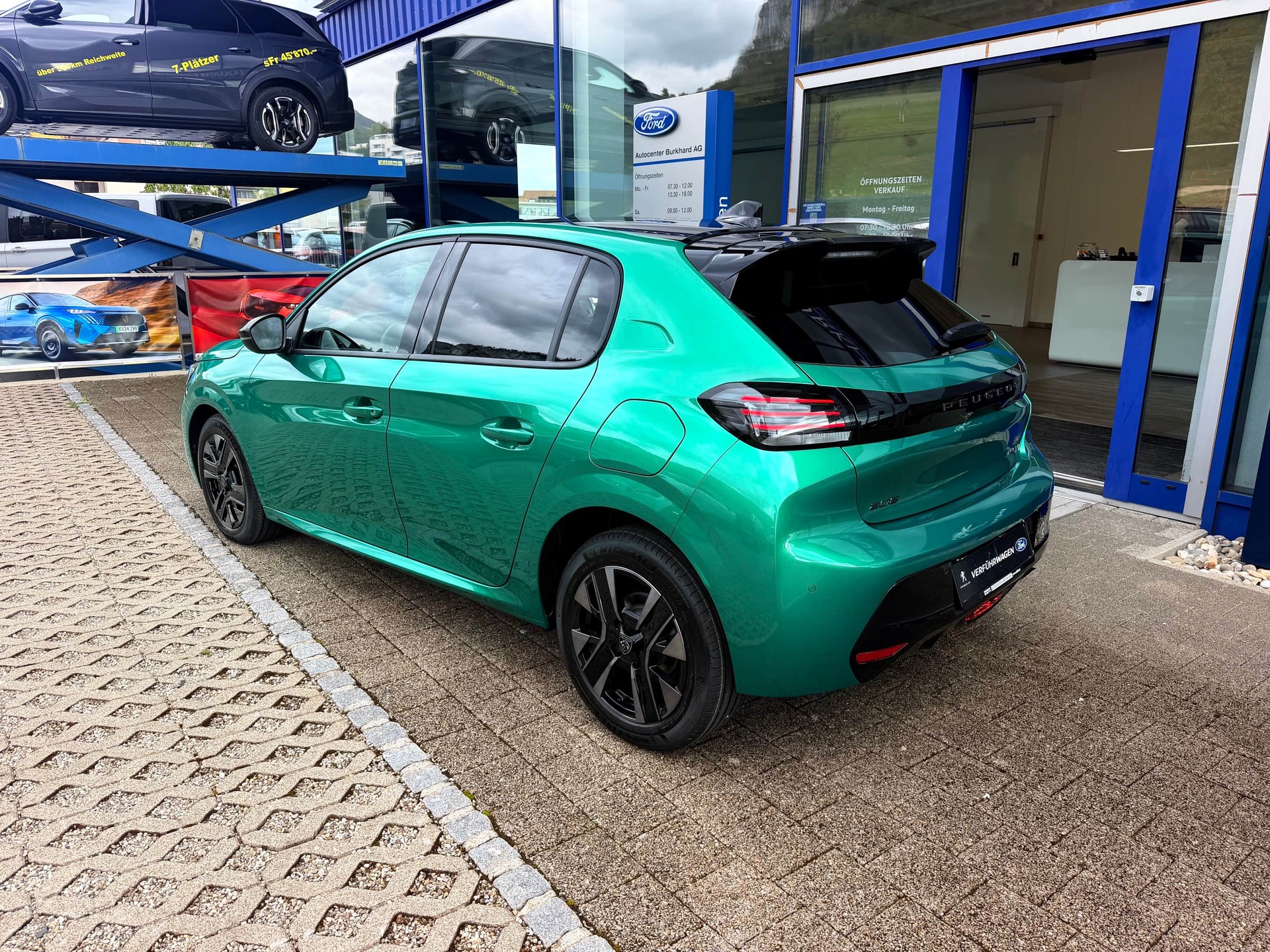 PEUGEOT 208 1.2 Hybrid Envy-image-2