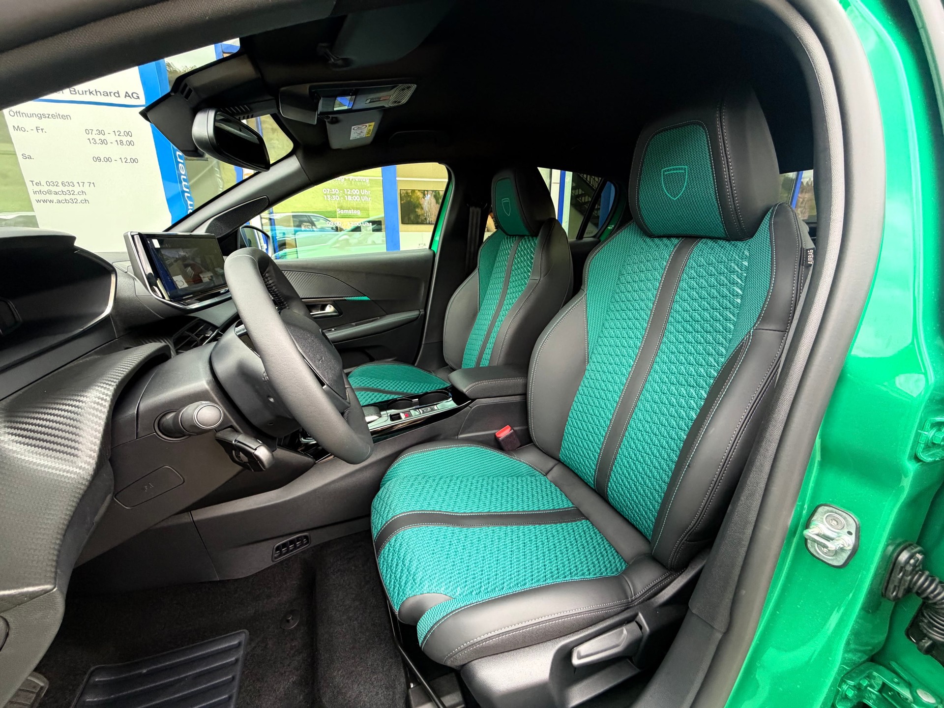 PEUGEOT 208 1.2 Hybrid Envy-image-8