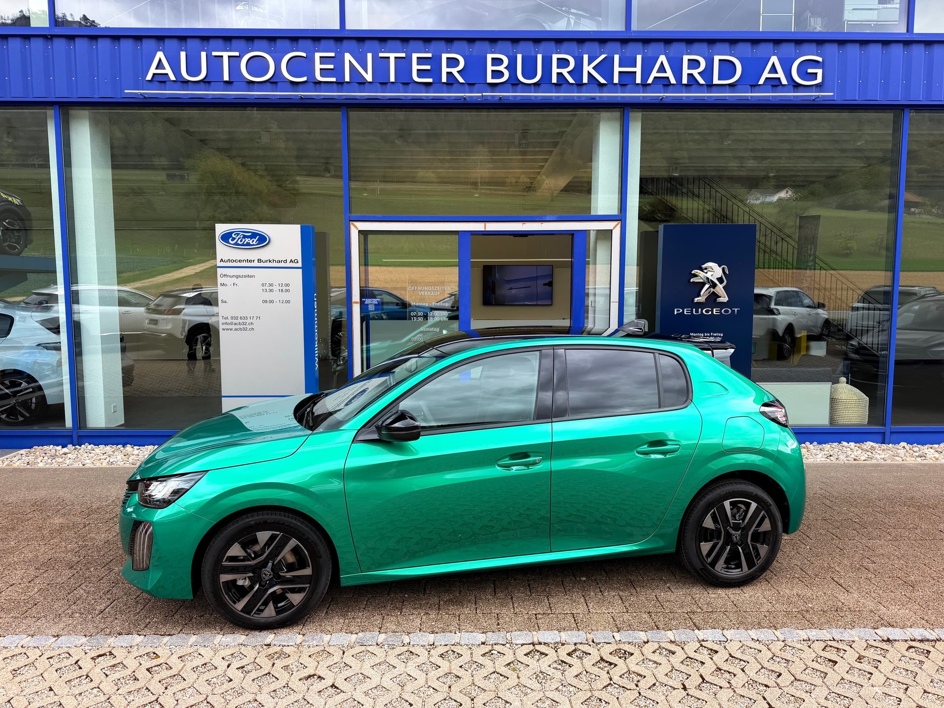 PEUGEOT 208 1.2 Hybrid Envy-image-0