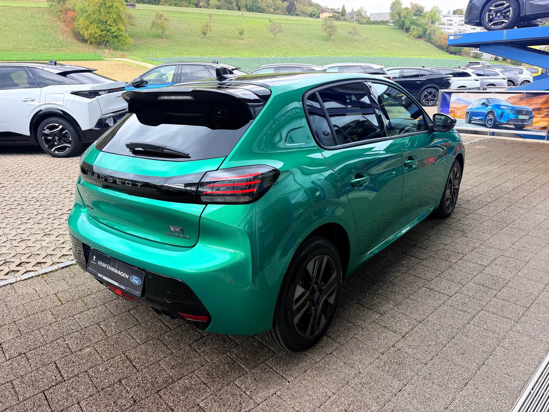 PEUGEOT 208 1.2 Hybrid Envy-image-4