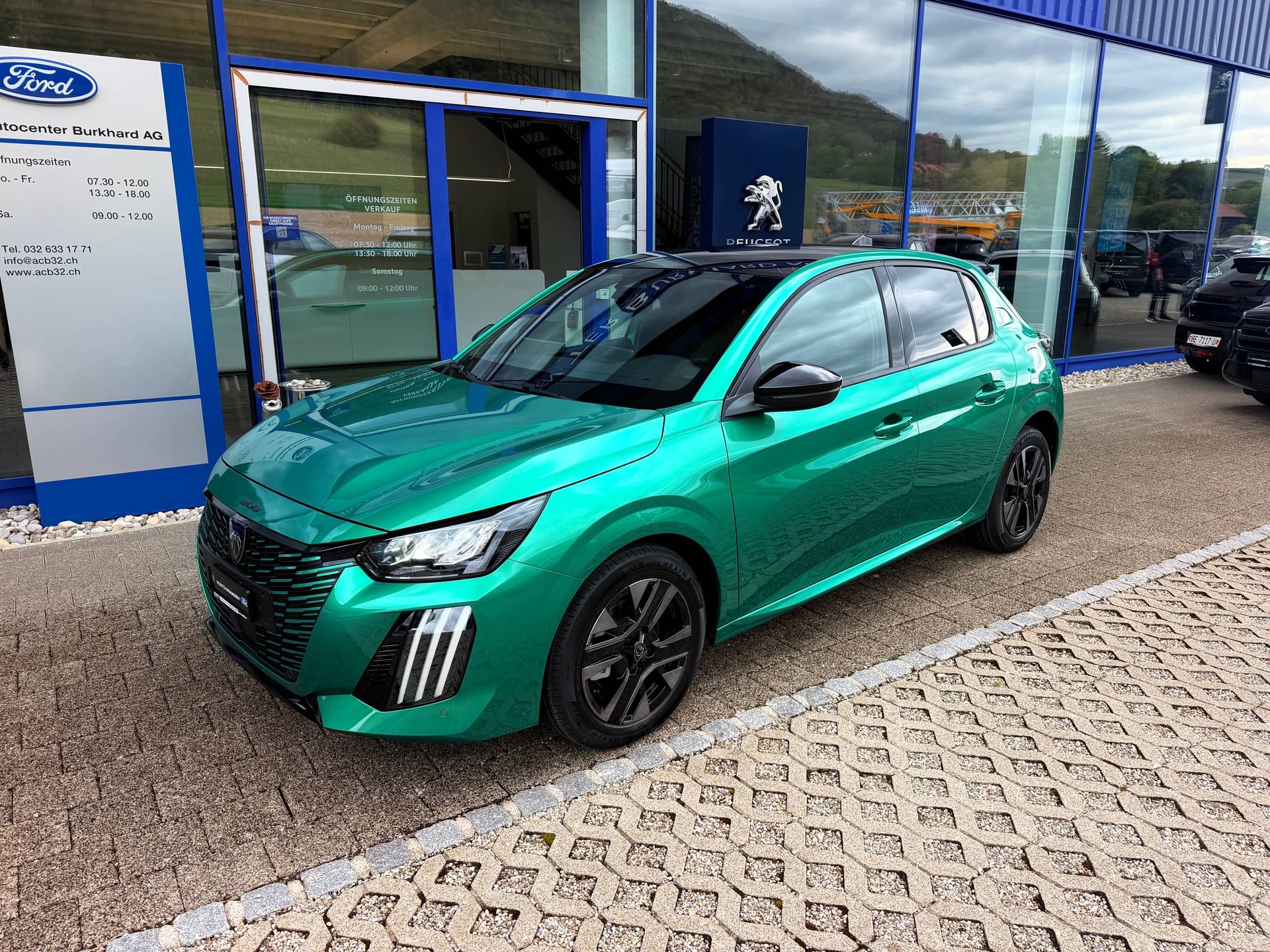 PEUGEOT 208 1.2 Hybrid Envy-image-1