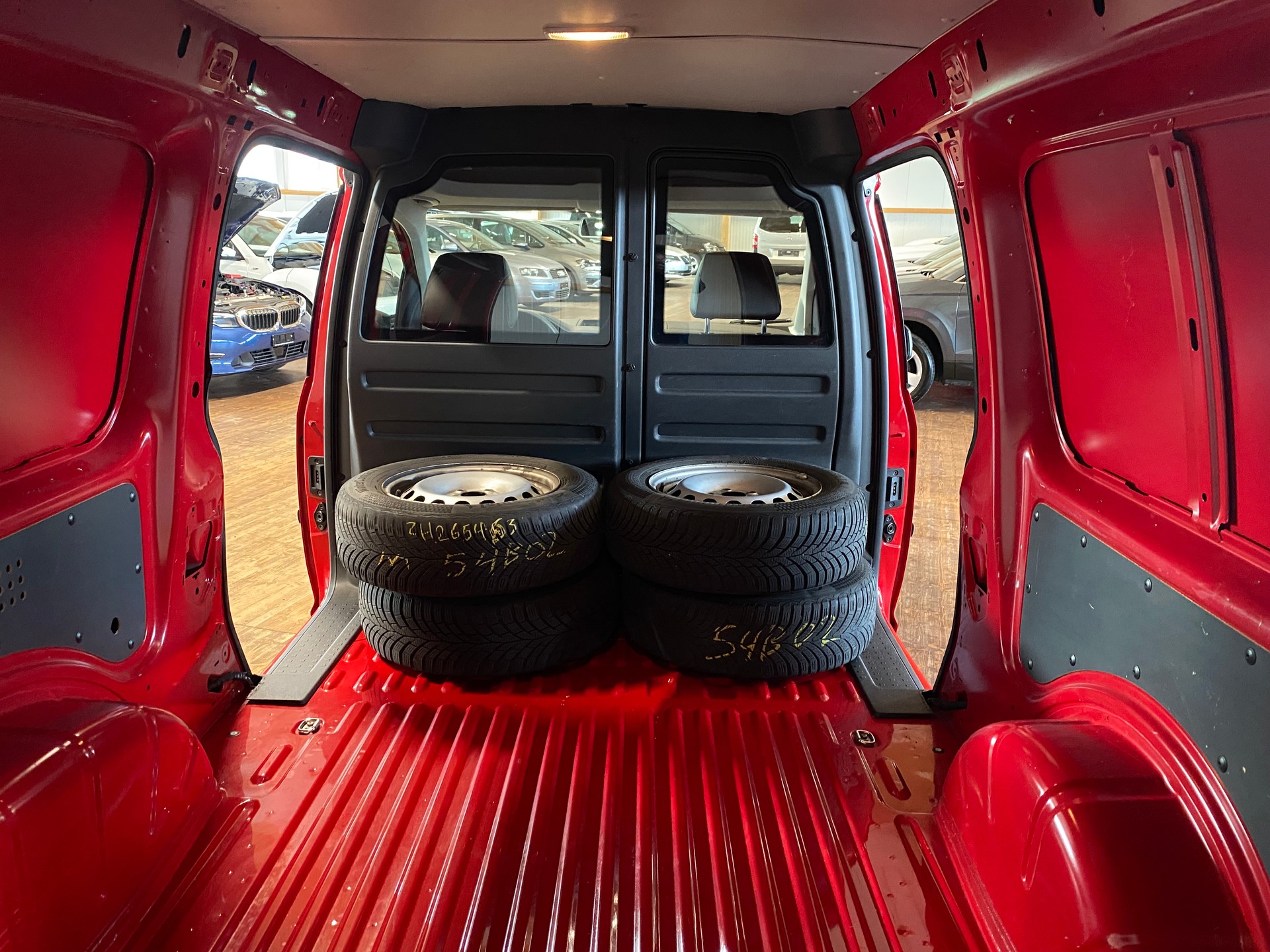 VW Caddy Maxi 2.0TDI BlueMotion Technology-image-12