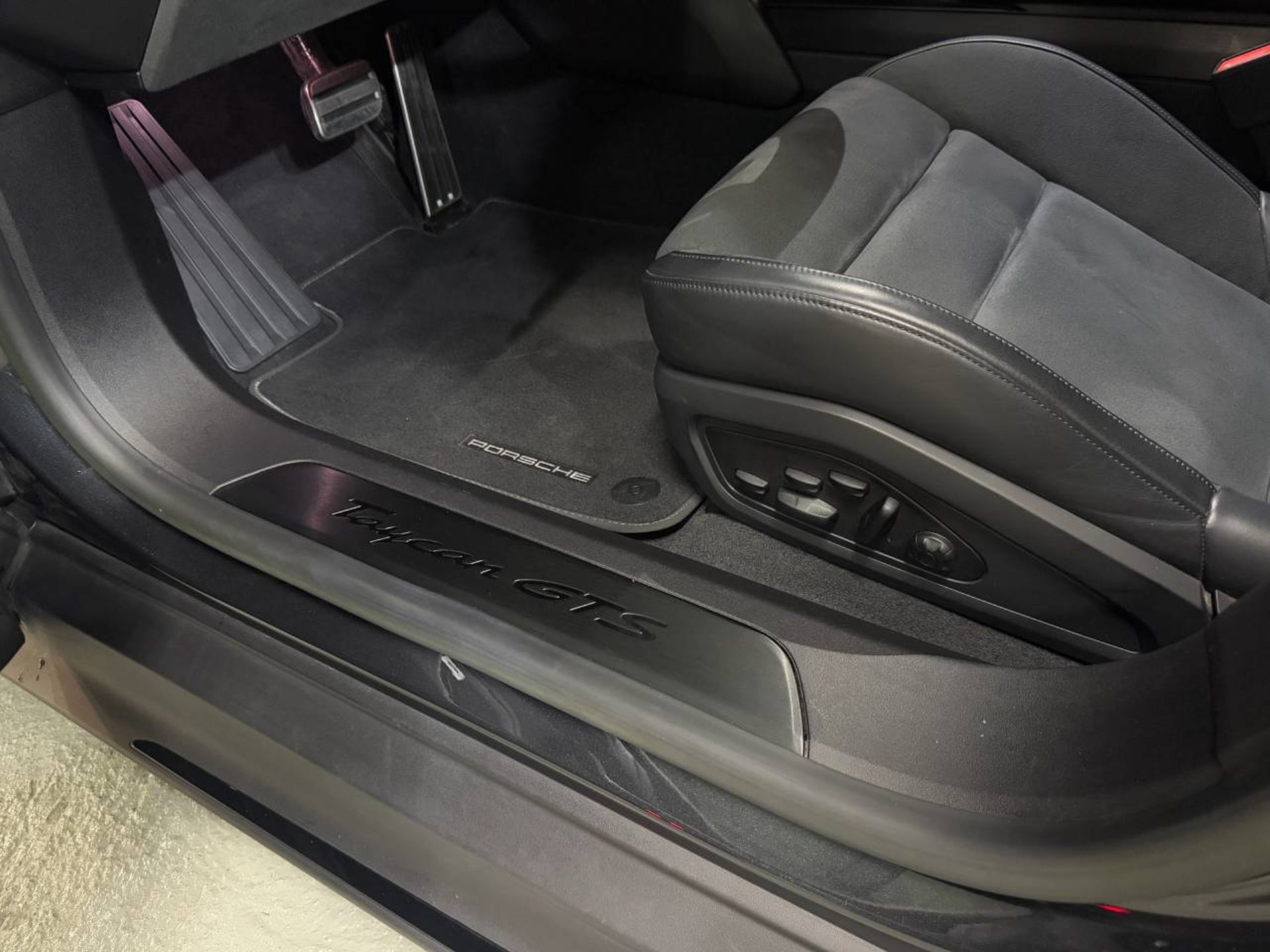 PORSCHE Taycan GTS Sport Turismo (MY23)-image-24