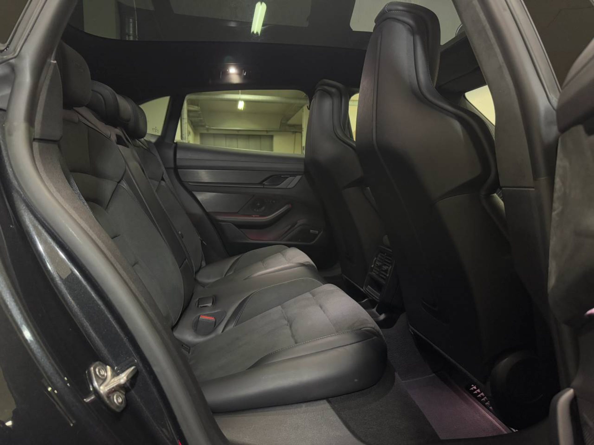 PORSCHE Taycan GTS Sport Turismo (MY23)-image-18