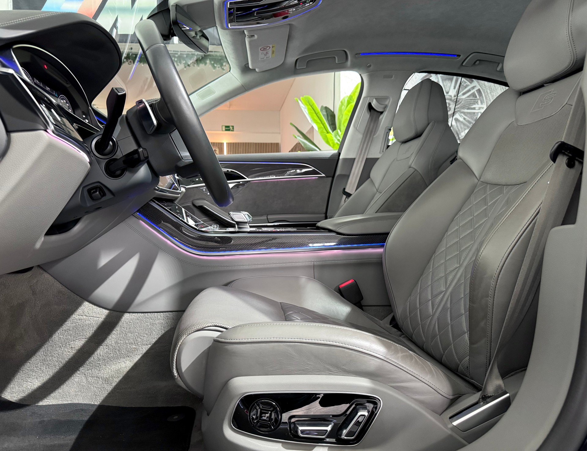 AUDI S8 TFSI quattro tiptronic-image-5