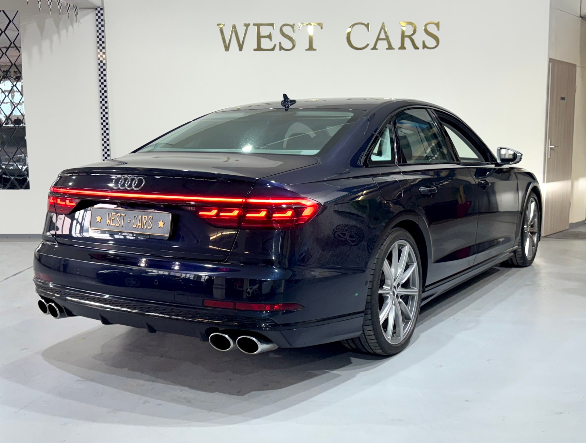AUDI S8 TFSI quattro tiptronic-image-3