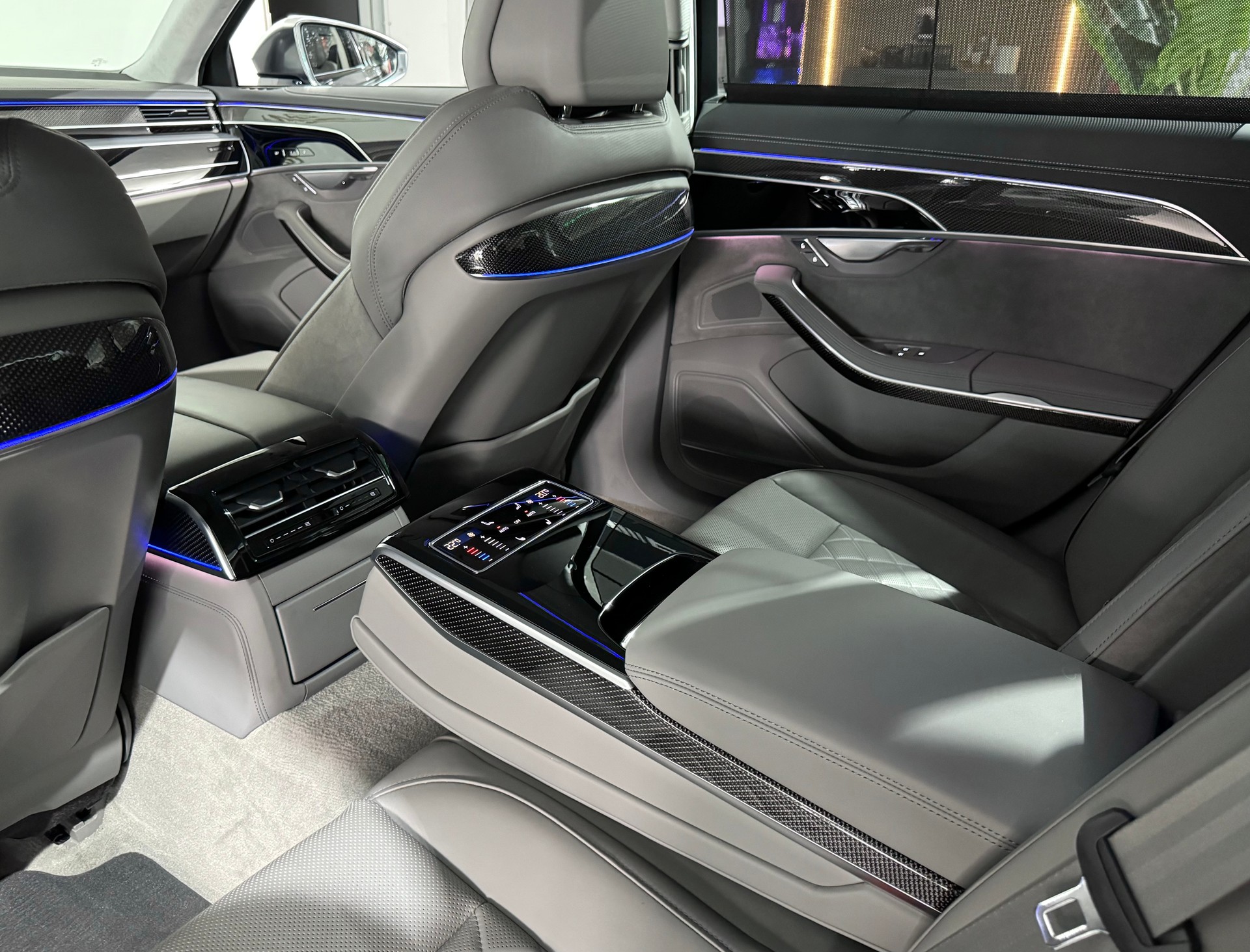 AUDI S8 TFSI quattro tiptronic-image-8