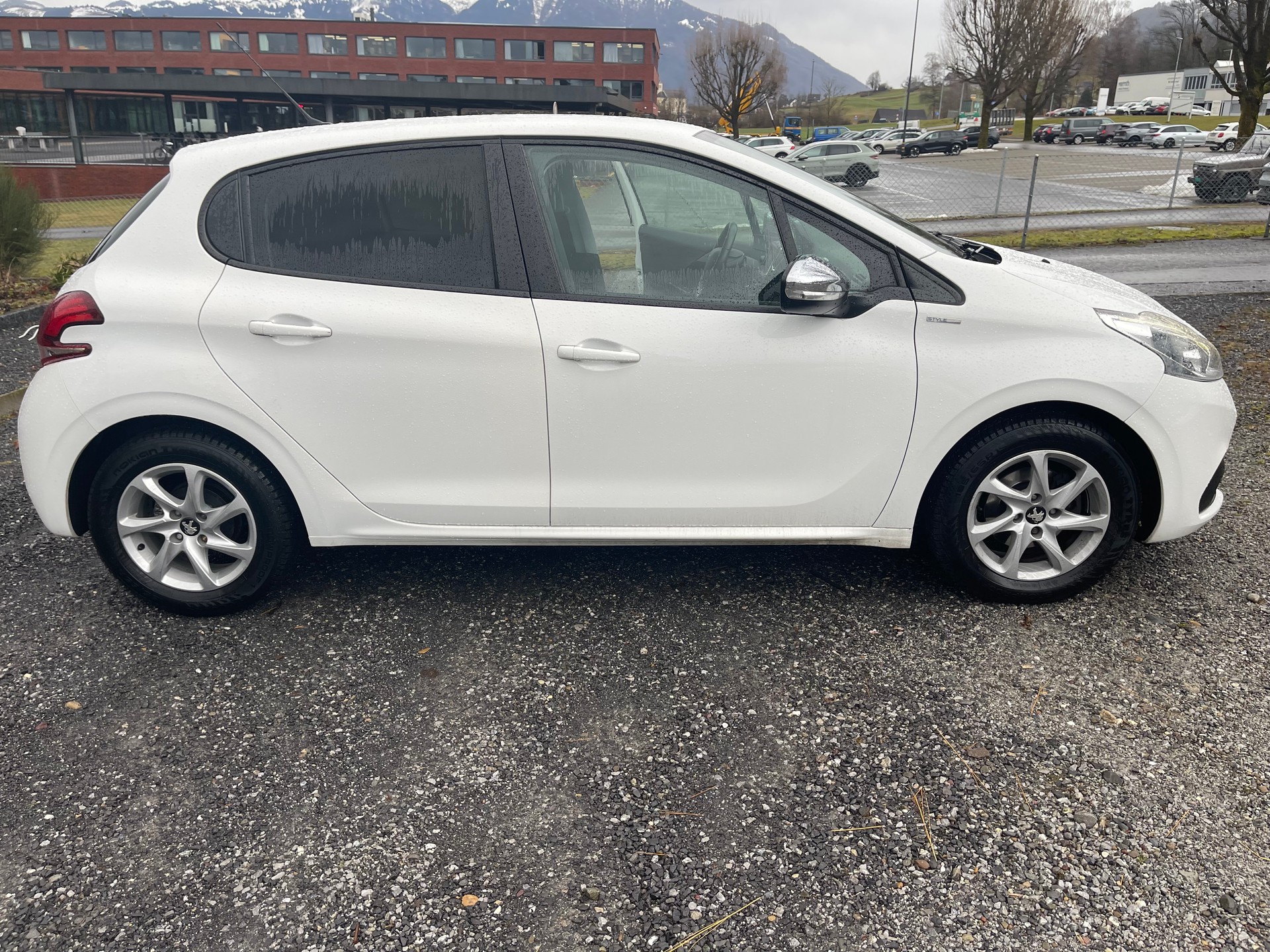 PEUGEOT 208 1.2 PureTech Active-image-1