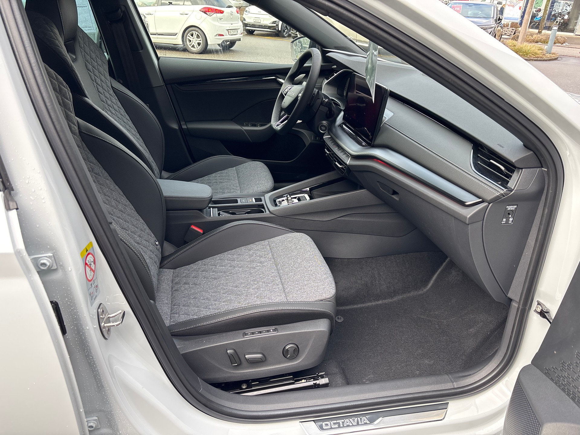 SKODA Octavia Combi 2.0 TSI DSG Dynamic 4x4-image-14