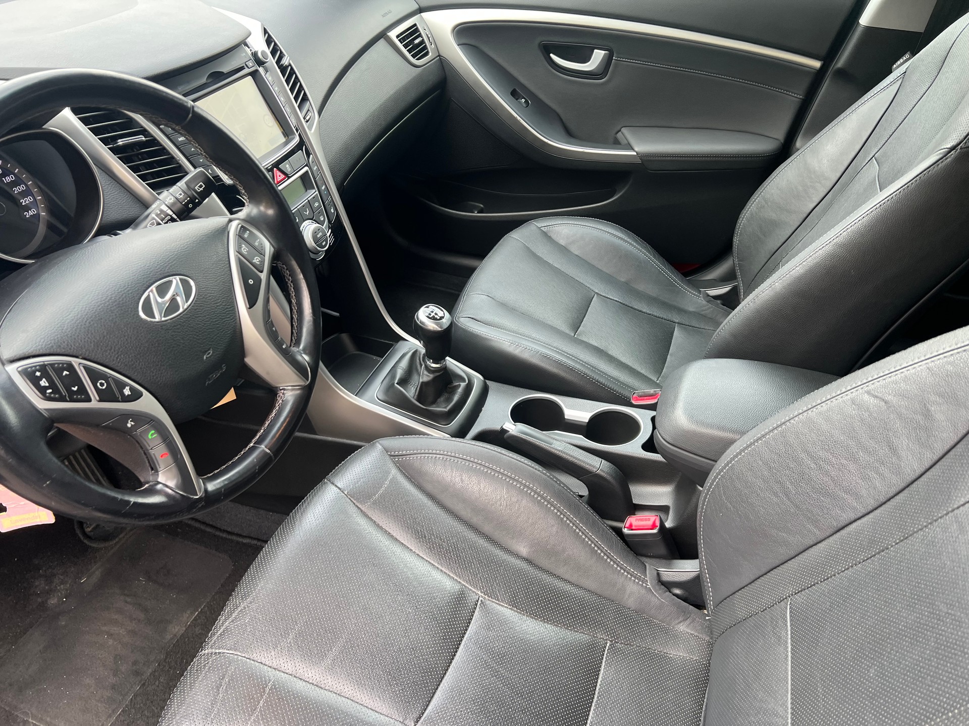 HYUNDAI i30 1.6 CRDI Vertex-image-9