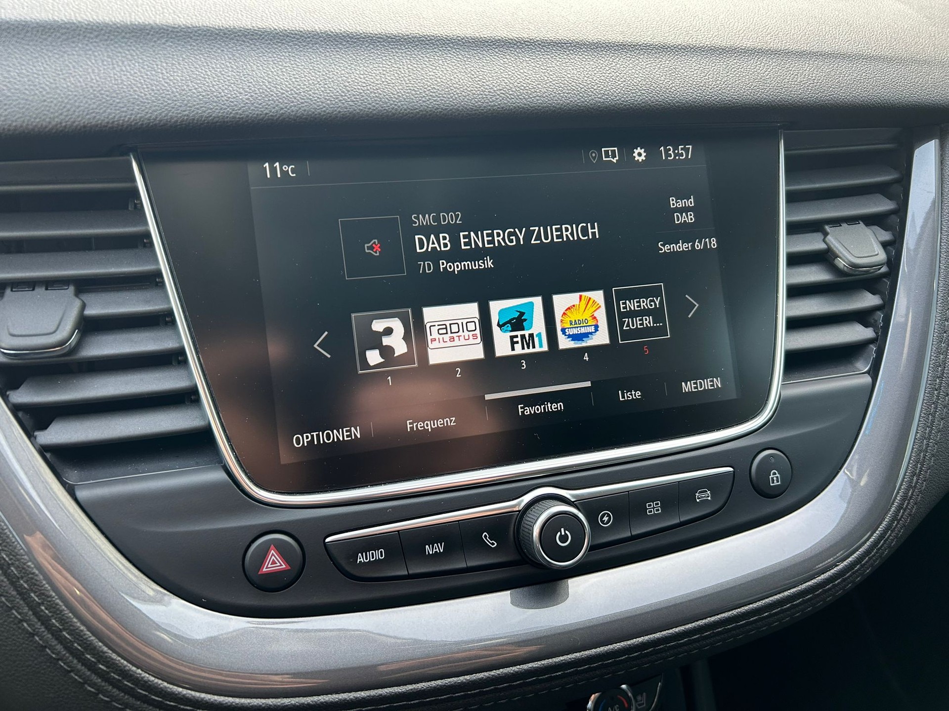 OPEL Grandland X 1.6 Hybrid4 Excellence Automatik-image-8