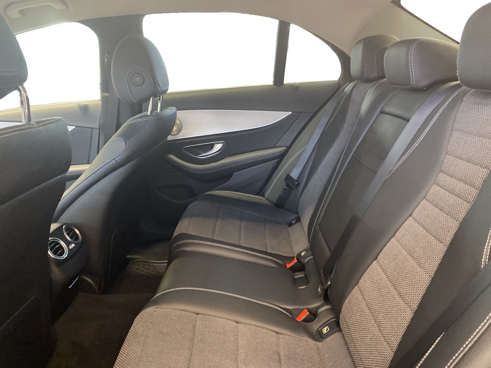 MERCEDES-BENZ E 220 d Avantgarde-image-7