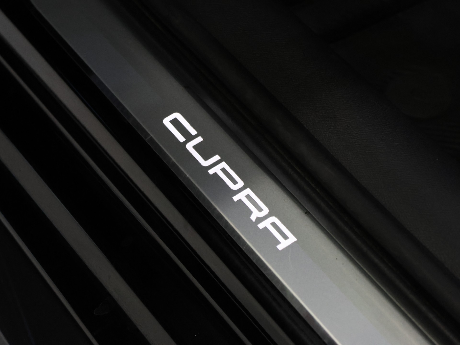 CUPRA LEON ST 2.0 TSI VZ CUP DSG 4Drive*Sportstourer* Performance Abgassanlage* *Anhängerkupplung*-image-17