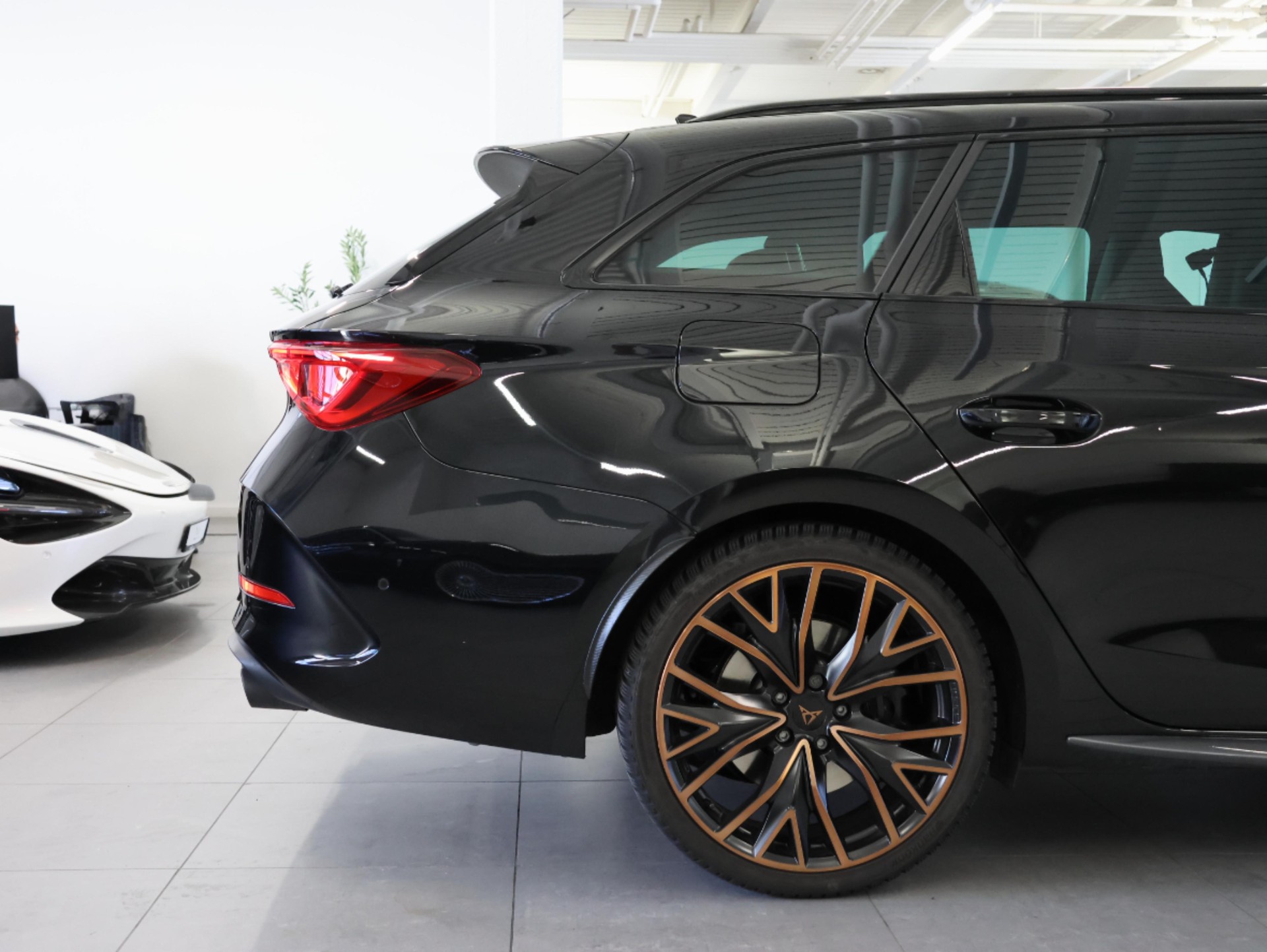 CUPRA LEON ST 2.0 TSI VZ CUP DSG 4Drive*Sportstourer* Performance Abgassanlage* *Anhängerkupplung*-image-11