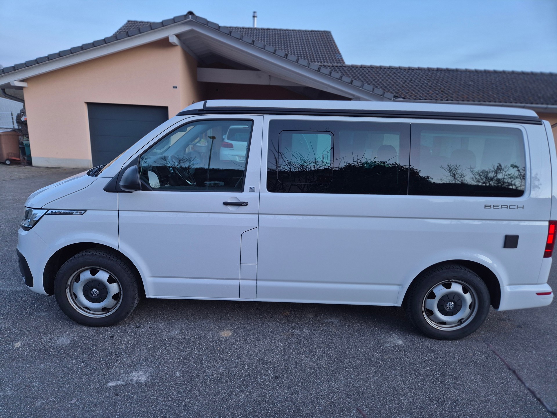 VW T6.1 California 2.0 TDI Beach Edition Liberty-image-5