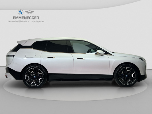 BMW iX xDrive40-image-5