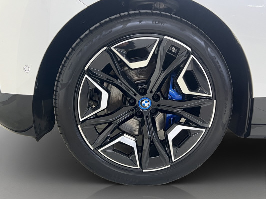 BMW iX xDrive40-image-7