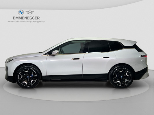 BMW iX xDrive40-image-1