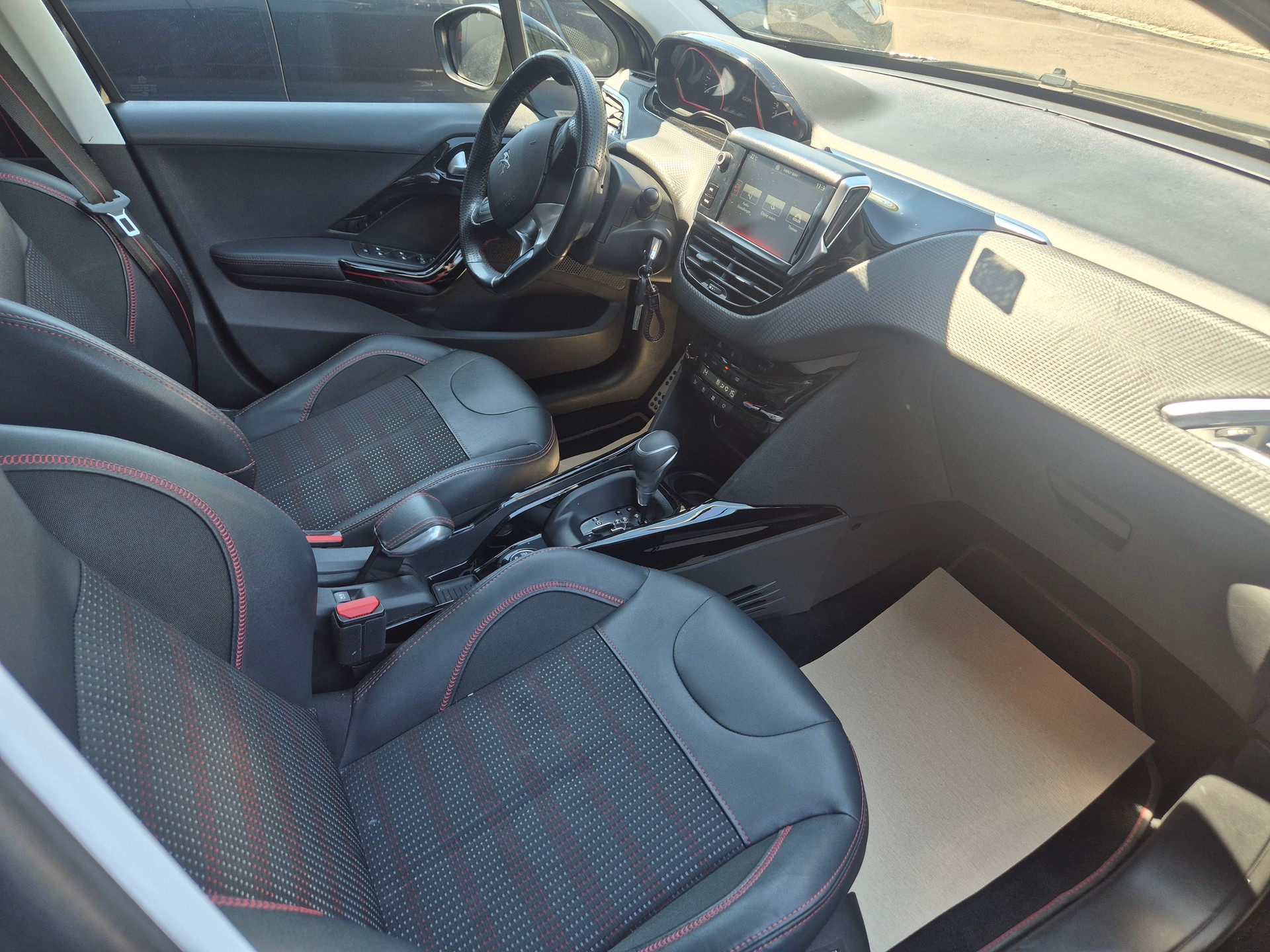 PEUGEOT 2008 1.2 PureTech GT Line EAT6-image-9
