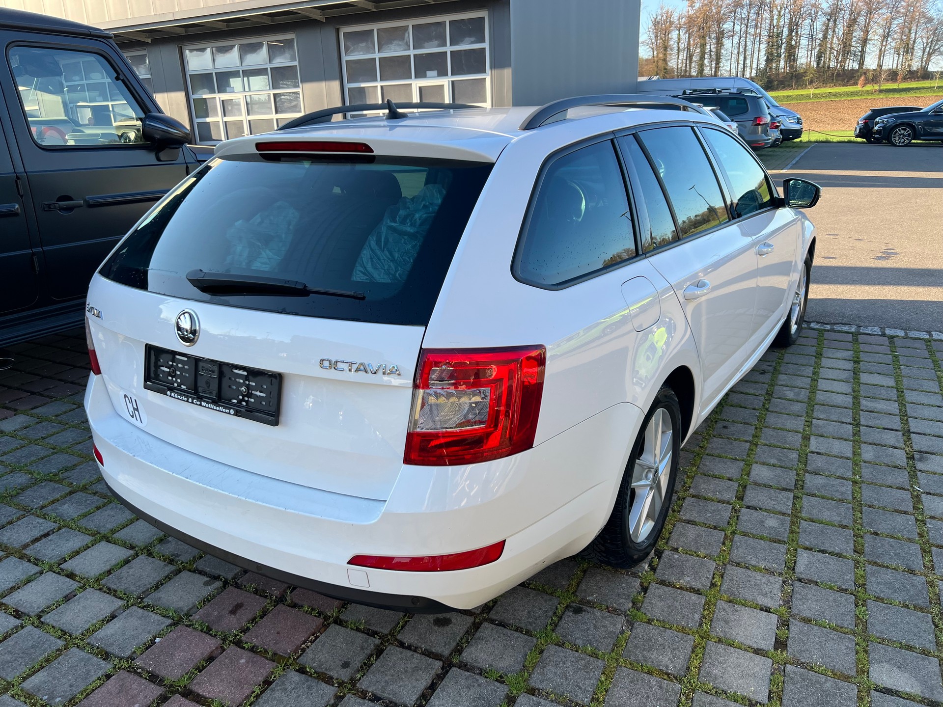SKODA Octavia Combi 1.4 TSI Ambition DSG-image-5