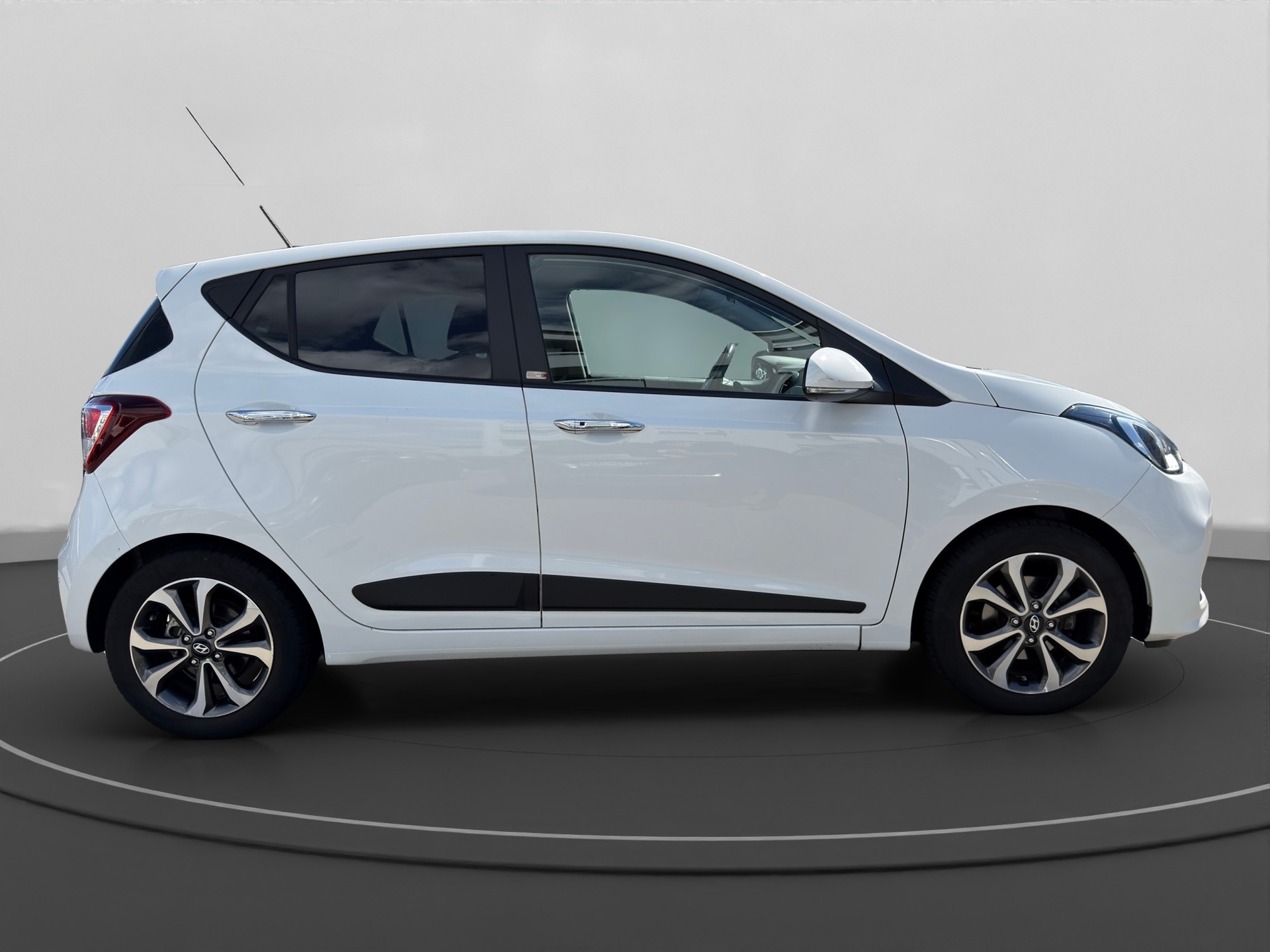 HYUNDAI i10 1.2 Amplia Automatic-image-5