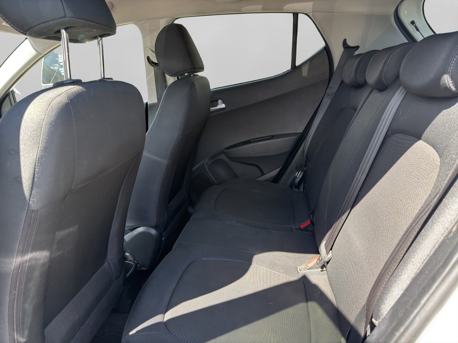 HYUNDAI i10 1.2 Amplia Automatic-image-11